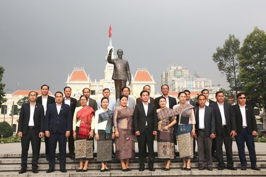 Đoàn đại biểu tỉnh Hủa Phăn (Lào) dâng hoa tưởng niệm Chủ tịch Hồ Chí Minh
