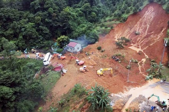 Mưa lớn kéo dài, Đà Nẵng và Quảng Ngãi đối mặt nguy cơ lũ quét, sạt lở đất