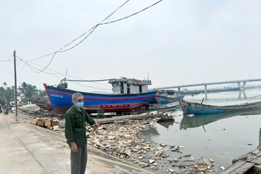 Nghệ An: Rác thải trôi dạt dày đặc dọc sông Hoàng Mai