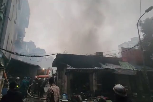 Hà Nội: Chợ Xanh Định Công cháy lớn lúc rạng sáng, nhiều gian hàng bị thiêu rụi