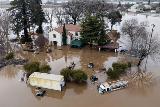 Mỹ: California oằn mình trước bão mùa Đông, nhiều nơi ngập lụt và sạt lở nghiêm trọng