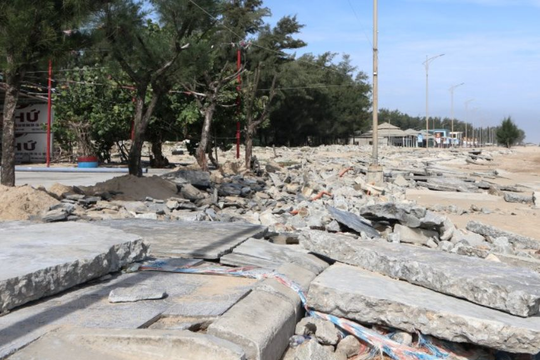 Huế đối mặt nguy cơ biển xâm thực mạnh do gió Đông Bắc và sóng lớn