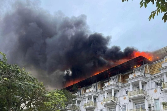 Hà Nội: Cháy dãy nhà liền kề trên đường Lê Trọng Tấn, lửa khói ngùn ngụt