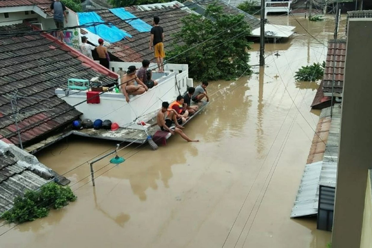 Indonesia: Tăng cường 1.500 cảnh sát ứng phó lũ lụt và sạt lở đất ở Sumatra