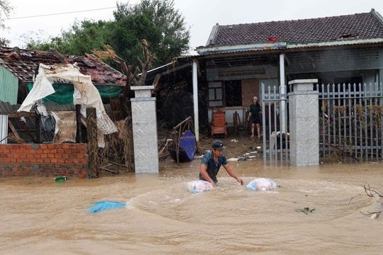 Tiếp nhận hàng viện trợ của Ba Lan hỗ trợ người dân Đắk Lắk khắc phục hậu quả thiên tai