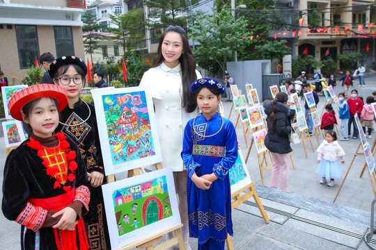 Hoa hậu Đoàn Thu Thủy ấn tượng trước những ước mơ “ngôi trường xanh” qua nét vẽ của học sinh