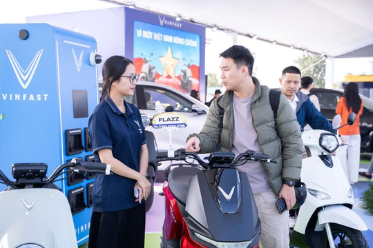 Lái thử tại Vietnam Mobility Show 2025, người dùng khen xe máy điện VinFast “khỏe hơn xe xăng và êm ái hơn nhiều”