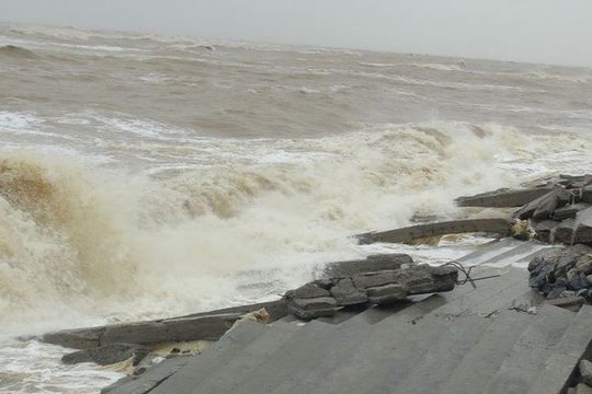 Kè biển Nhật Lệ chưa nghiệm thu đã “tan nát” trước sóng dữ