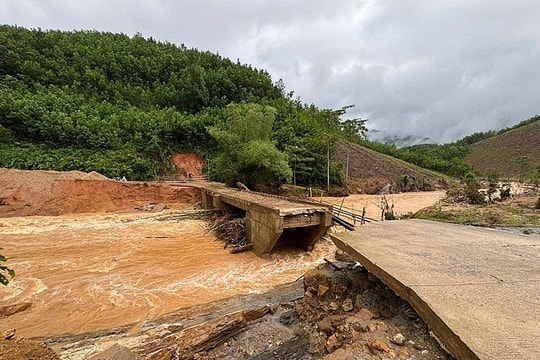 Quảng Ngãi chi hơn 300 tỷ đồng hỗ trợ dân sinh, khắc phục hạ tầng sau thiên tai