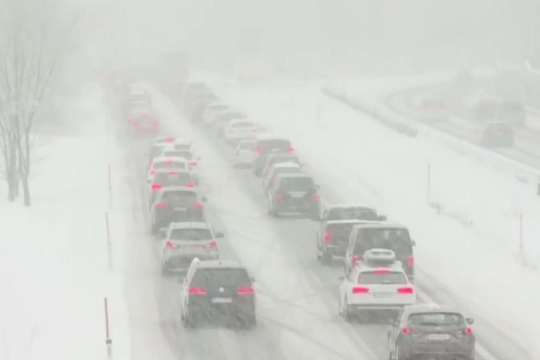 Bão tuyết càn quét châu Âu gây tê liệt giao thông, nhiều quốc gia phát cảnh báo khẩn