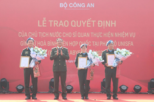 Trao quyết định của Chủ tịch nước cho 3 sĩ quan Công an nhân dân tham gia gìn giữ hòa bình Liên hợp quốc