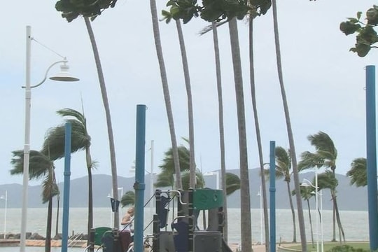 Bão Koji suy yếu nhưng vẫn gây nguy cơ lũ quét tại Đông Bắc Australia