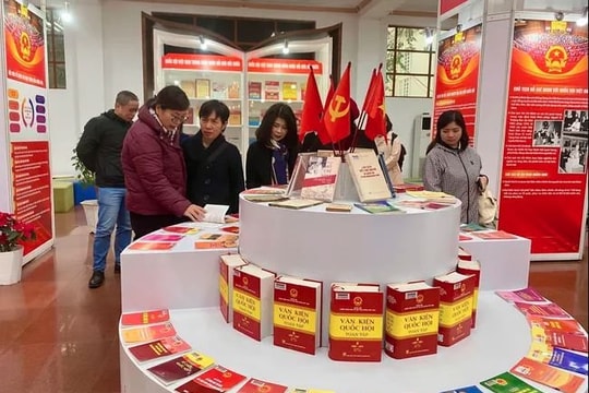 Tổ chức triển lãm tư liệu chào mừng thành công Đại hội XIV của Đảng