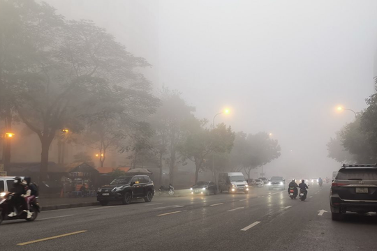 Sương mù tiếp diễn ở Bắc Bộ, nhiều vùng biển động mạnh