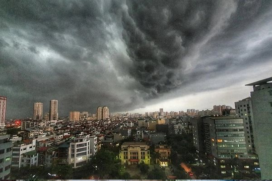 Hà Nội mưa dông diện rộng, cảnh báo lốc, sét và gió giật mạnh