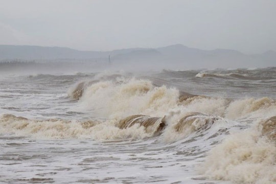 Tàu thuyền trên biển cần đề phòng gió giật, sóng lớn, biển động mạnh