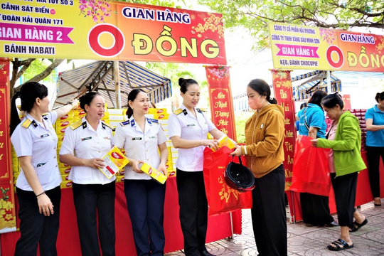 Phiên chợ yêu thương - lan tỏa nghĩa tình quân dân tại phường Rạch Dừa