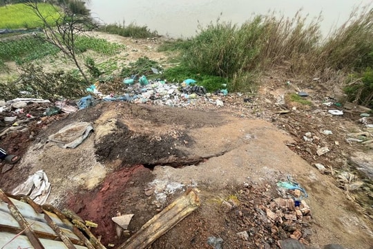 Phát hiện hai xưởng phân kim xả hơn 6,7 tấn chất thải nguy hại ra sông Đuống
