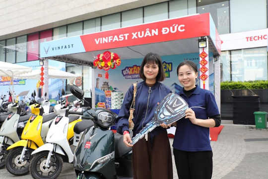 Chuỗi sự kiện “Đổi xăng lấy điện”: Khách hàng 3 miền ồ ạt xuống tiền chốt xe máy điện VinFast