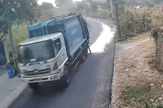 Xử phạt tài xế xe thu gom rác xả nước thải xuống đường tại TP.HCM