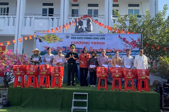 BĐBP Thành phố Hồ Chí Minh tặng hơn 200 phần quà Tết cho Nhân dân khu vực biên giới biển