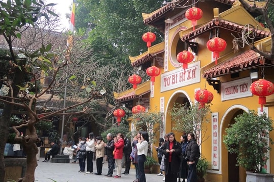 Văn khấn mùng 1 Tết Nguyên Đán Bính Ngọ 2026 chi tiết nhất