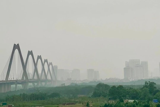 Không khí Hà Nội chạm ngưỡng nguy hiểm trong sáng 4/2
