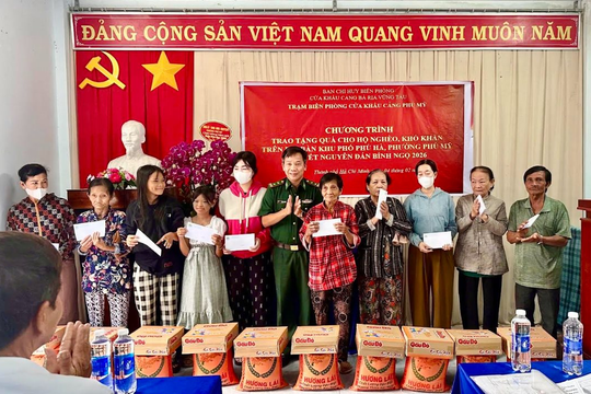 Trạm Biên phòng cửa khẩu cảng Phú Mỹ tặng quà cho hộ nghèo, khó khăn phường Phú Mỹ nhân dịp tết Nguyên đán Bình Ngọ 2026