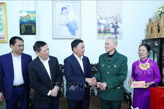 Thường trực Ban Bí thư Trần Cẩm Tú thăm, tặng quà Tết tại tỉnh Lào Cai