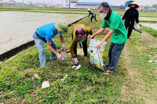 Nghệ An: Ra quân thu gom bao bì thuốc bảo vệ thực vật trên đồng ruộng