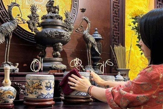 Cách bao sái bàn thờ, rút tỉa chân nhang đúng chuẩn năm 2026 để hút may mắn, tài lộc