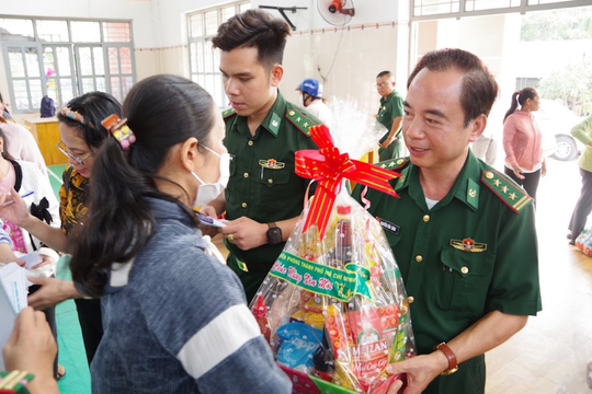 BĐBP Thành phố Hồ Chí Minh trao tặng gần 900 phần quà Tết cho Nhân dân nhân dịp Tết Nguyên đán Bính Ngọ năm 2026