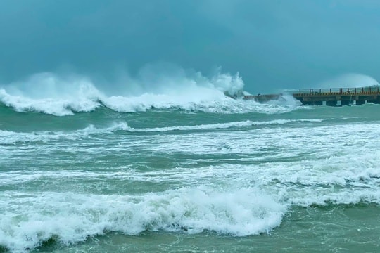 Gió Đông Bắc tăng cường, Biển Đông dậy sóng mạnh