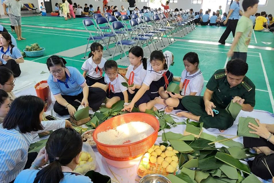 Bộ đội giúp giáo viên gói bánh chưng tặng học sinh nghèo