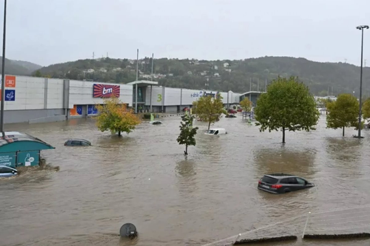 Pháp: Bão Pedro gây ngập diện rộng, nhiều địa phương trong tình trạng khẩn cấp