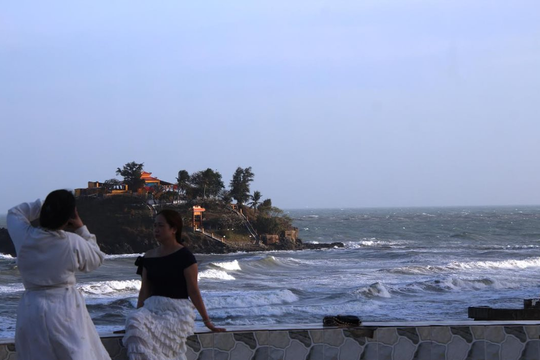 Dòng người nô nức về Vũng Tàu tắm biển du xuân