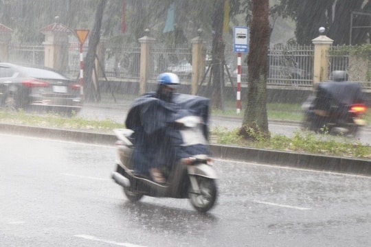 Cảnh báo lốc xoáy, gió giật mạnh trên biển và mưa lớn cục bộ trên đất liền