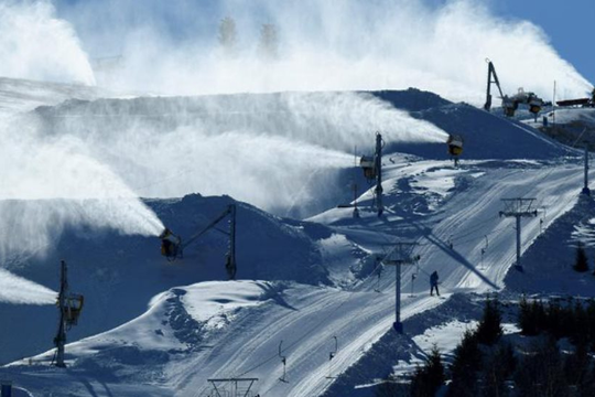 Từ tuyết nhân tạo đến phát thải CO₂: Thách thức kép của Olympic mùa Đông