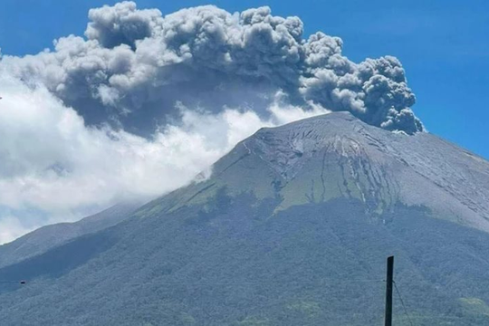 Núi lửa Kanlaon tại Philippines phun cột tro cao 2,5km