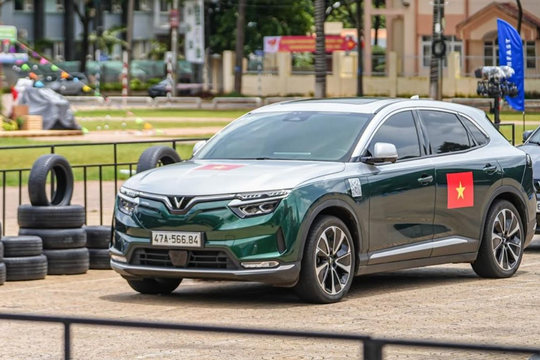 VinFast VF 8 - “Món hời” xe sang giá tốt cho gia đình du xuân đầu năm