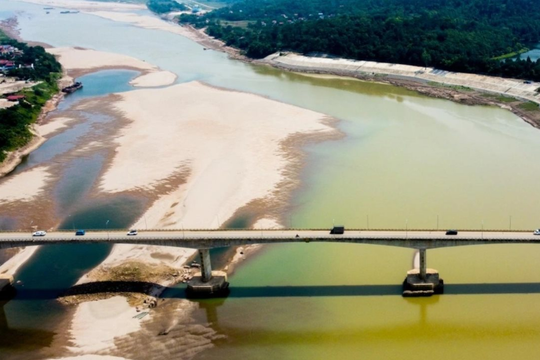 Mực nước xuống thấp, vùng hạ du sông Đà cạn trơ đáy