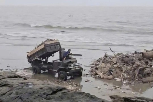 Xác minh vụ đổ rác trái phép tại bãi biển Hải Tiến