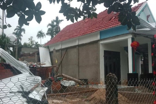 Lốc xoáy làm 116 nhà tốc mái ở Quảng Ngãi