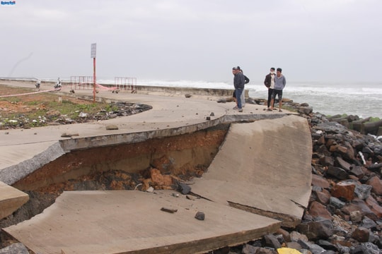 Quảng Ngãi đề xuất đầu tư gần 1.000 tỷ đồng xây đê chắn cát, khơi thông Cửa Lở