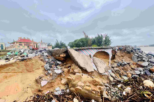 Quảng Trị: Xâm thực gây hư hỏng nhiều tài sản của người dân ven biển