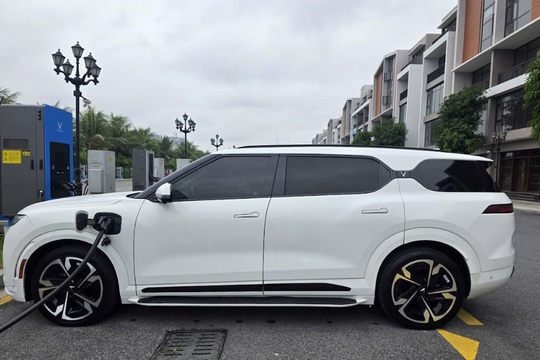 Chủ nhân “bộ sưu tập” 11 xe VinFast ở Hà Nội: “Càng hiểu xe điện, càng thấy đáng giá”