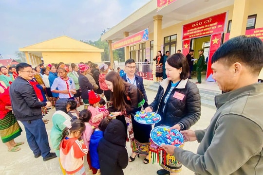 Nghệ An: Cử tri các xã miền núi, biên giới phấn khởi đi bầu cử sớm