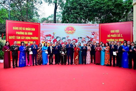 Các đồng chí lãnh đạo Đảng, Nhà nước thực hiện quyền cử tri