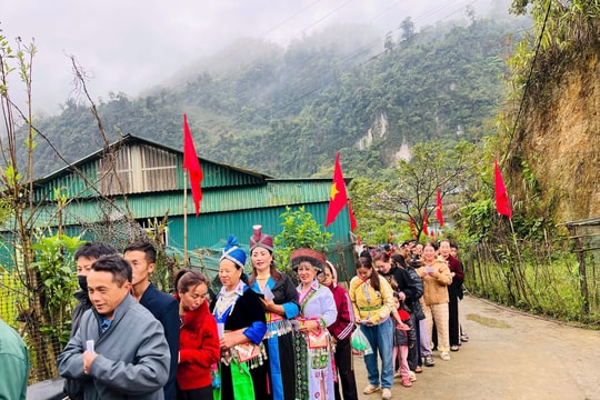 Nghệ An: Cử tri xã biên giới Kỳ Sơn phấn khởi đi bầu cử