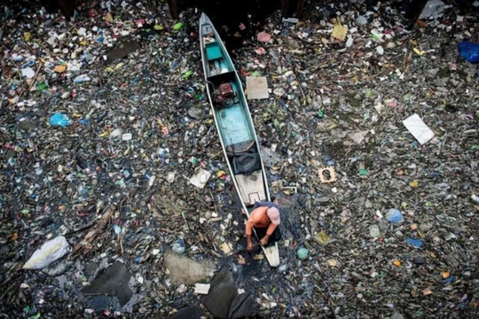 Ai Cập: Ô nhiễm nhựa bủa vây sông Nile khiến ngư dân phải bỏ nghề đánh cá